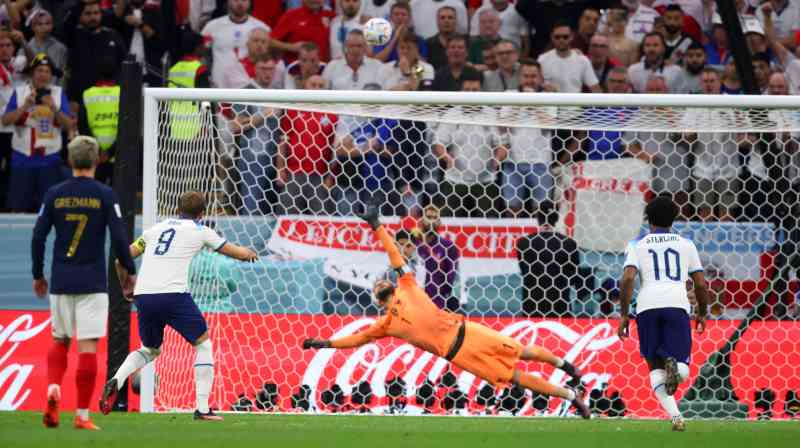 Kane envía su penal por encima de Lloris — y del travesaño. “Si hubiera anotado, creo que Inglaterra habría ganado”, dice el portero